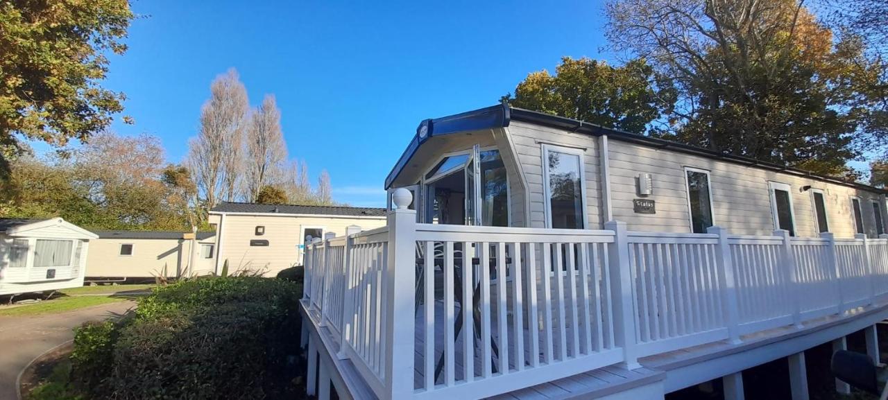Family Breaks At Rockley Park With Prosecco And A Box Of Chocolates On Arrival Villa Poole Kültér fotó