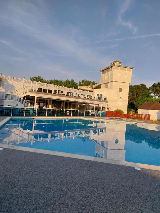 Family Breaks At Rockley Park With Prosecco And A Box Of Chocolates On Arrival Villa Poole Kültér fotó