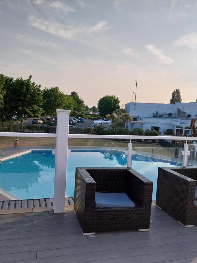 Family Breaks At Rockley Park With Prosecco And A Box Of Chocolates On Arrival Villa Poole Kültér fotó