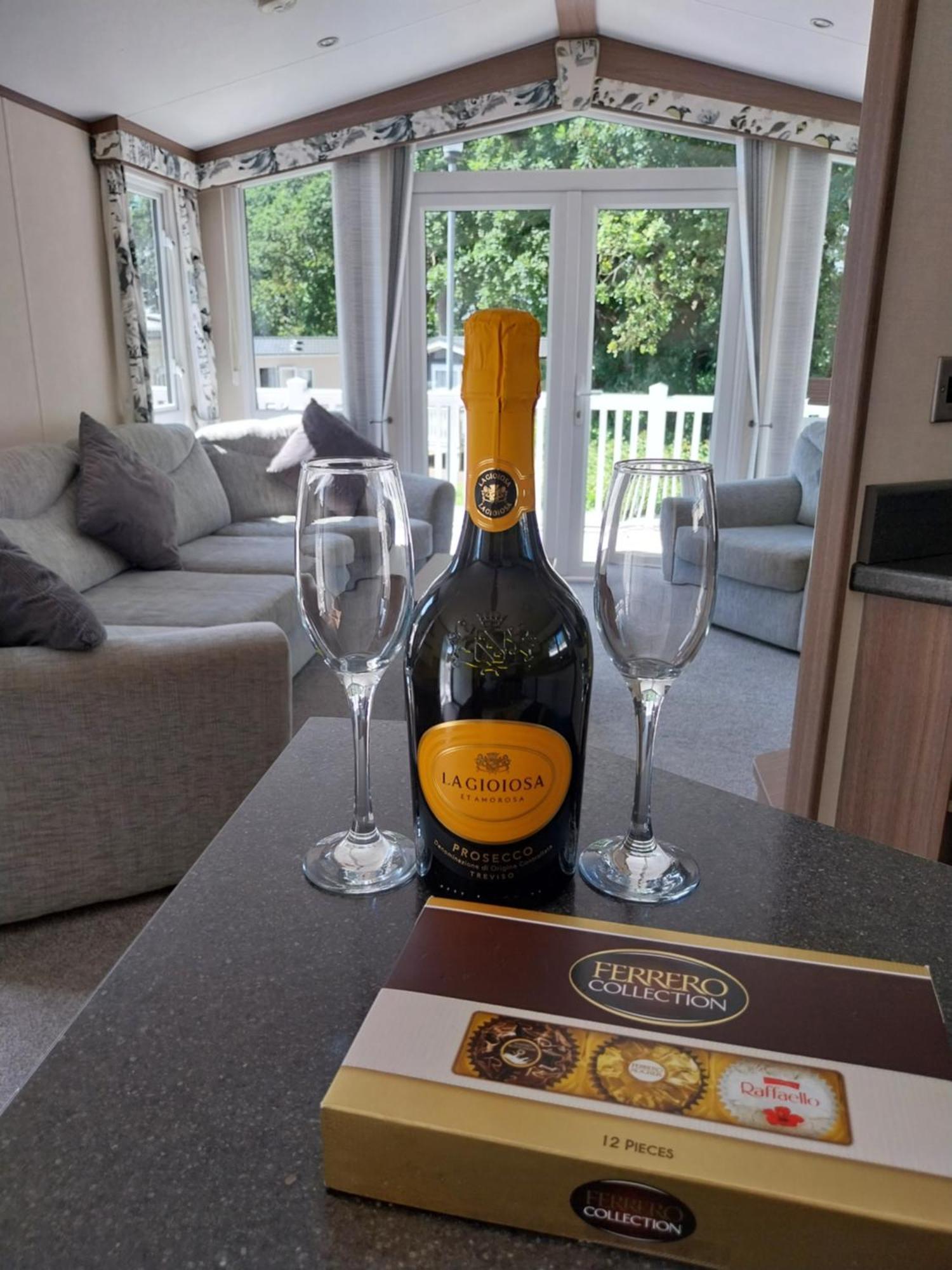Family Breaks At Rockley Park With Prosecco And A Box Of Chocolates On Arrival Villa Poole Kültér fotó